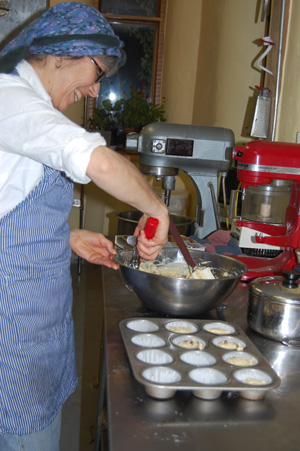 Lisa filling muffins